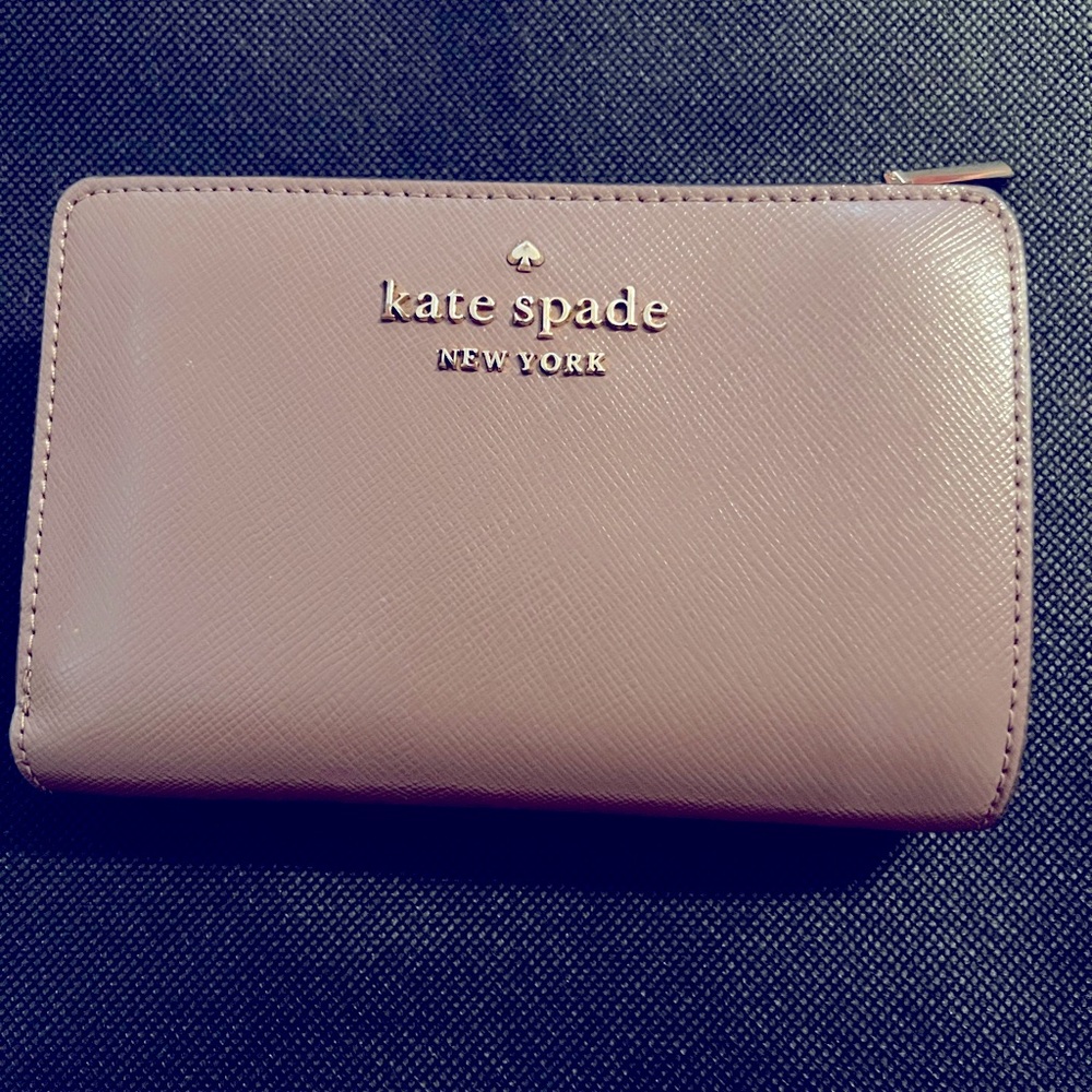 Kate spade medium sized light plum like color good cond zip around and snap